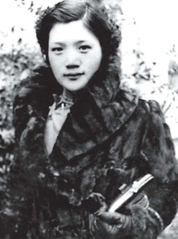 1930年，上海。一名女子坐在国民党特务机构的办公桌前，手里攥着一封刚刚截获的密