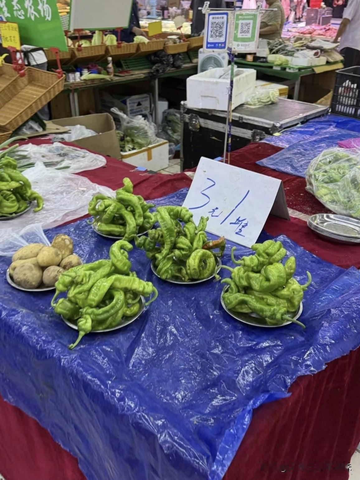 这是北京菜市场实拍的菜价，对比下来感觉跟我们小城市差不多，有些甚至还要更便宜。