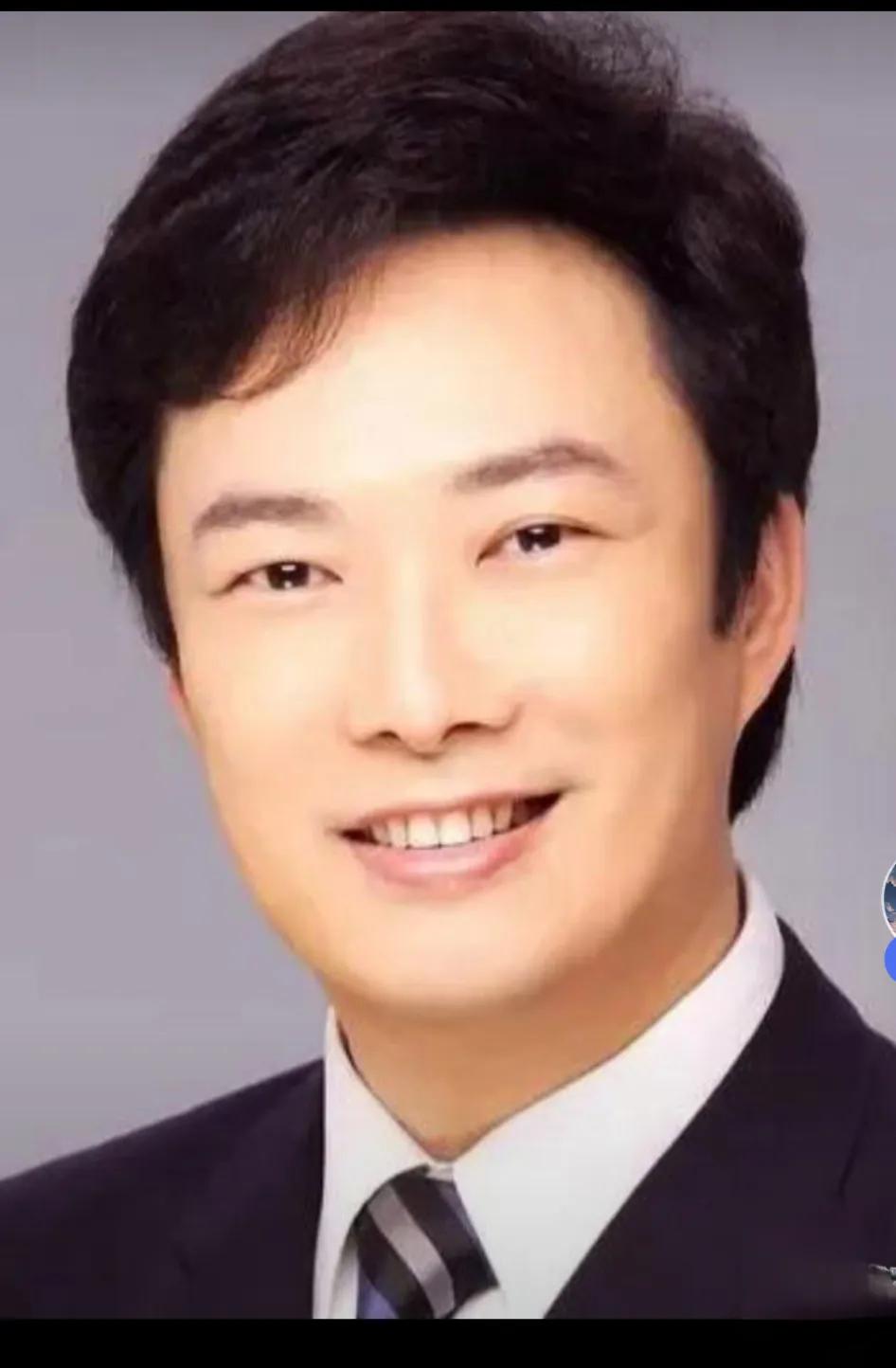 费玉清又帅又优秀的歌唱家，喜欢听他的歌，一生都没结婚非常遗憾，不该与日本女孩恋爱