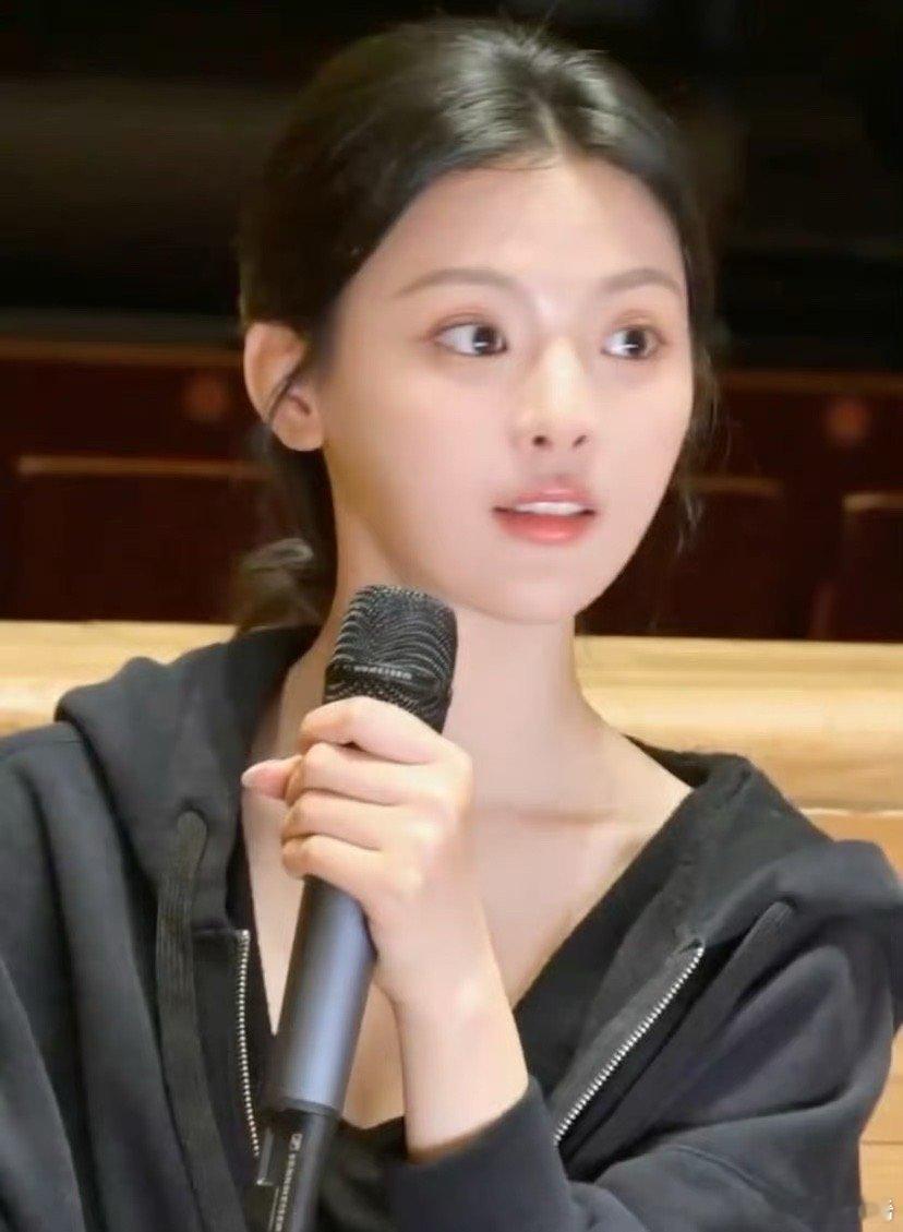杨超越淡妆都这么能打，总感觉她再大点年纪也许可以走青衣，前提是演技多磨练下。 ​