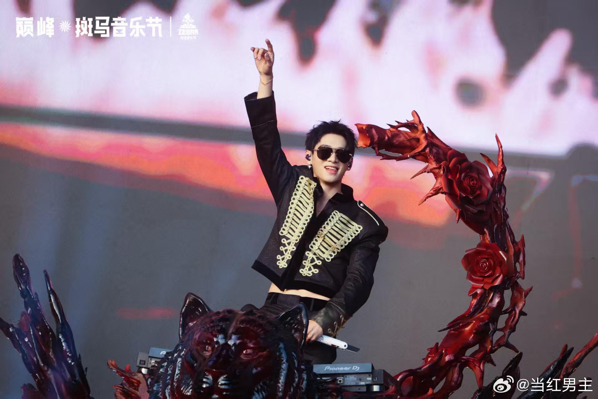 姚琛腹肌富有且慷慨姚琛腹肌生图这腹肌真的不是建模吗？姚琛深 V 舞台太绝，生图状