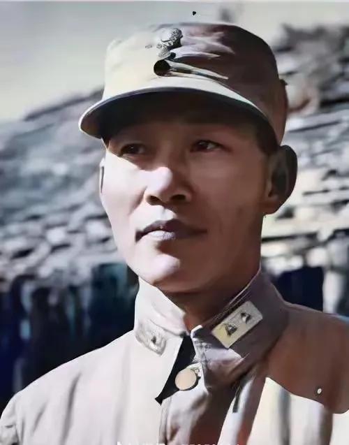 抗日名将孙立人，在抗战中留下的照片，眼神中露着坚毅的不可战胜力量，打击日寇，让小