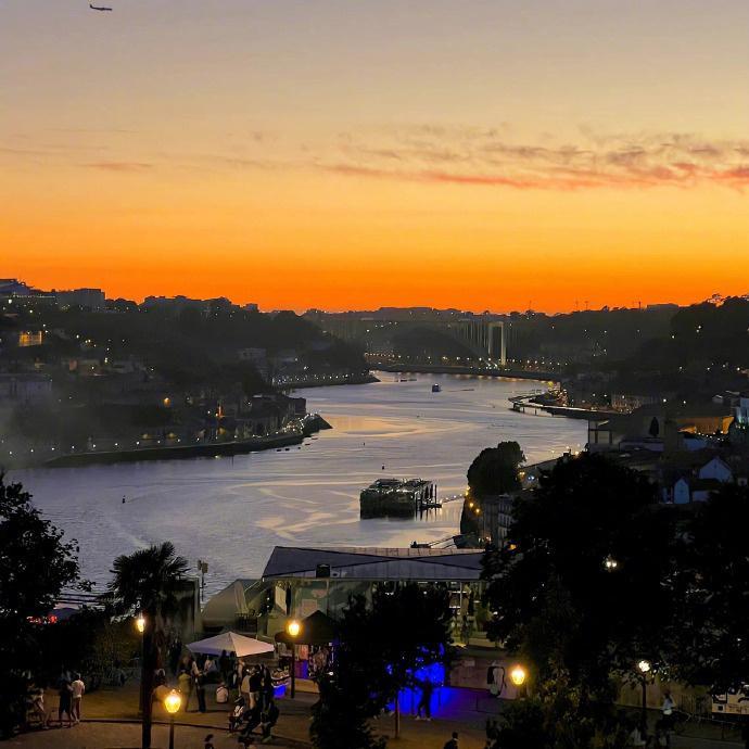 “  放下焦虑，好的人生不慌不忙，  生活嘛，慢慢来，  你又不差，好戏都在烟火