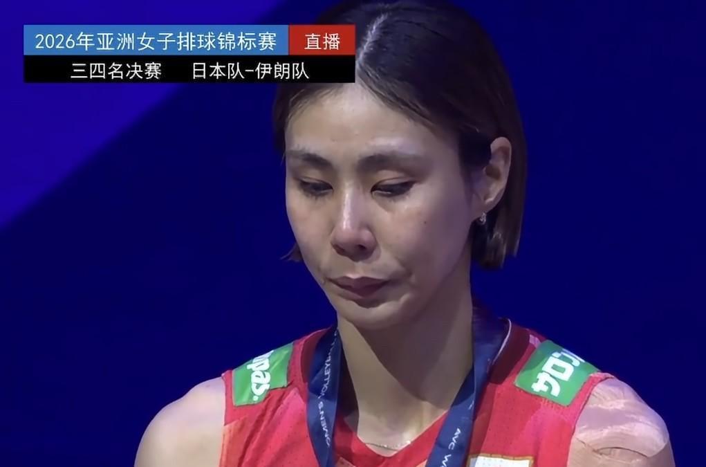 日本女排又哭了，日本女排获得铜牌后，魏秋月作为颁奖嘉宾给她们颁发奖牌，戴上铜牌后