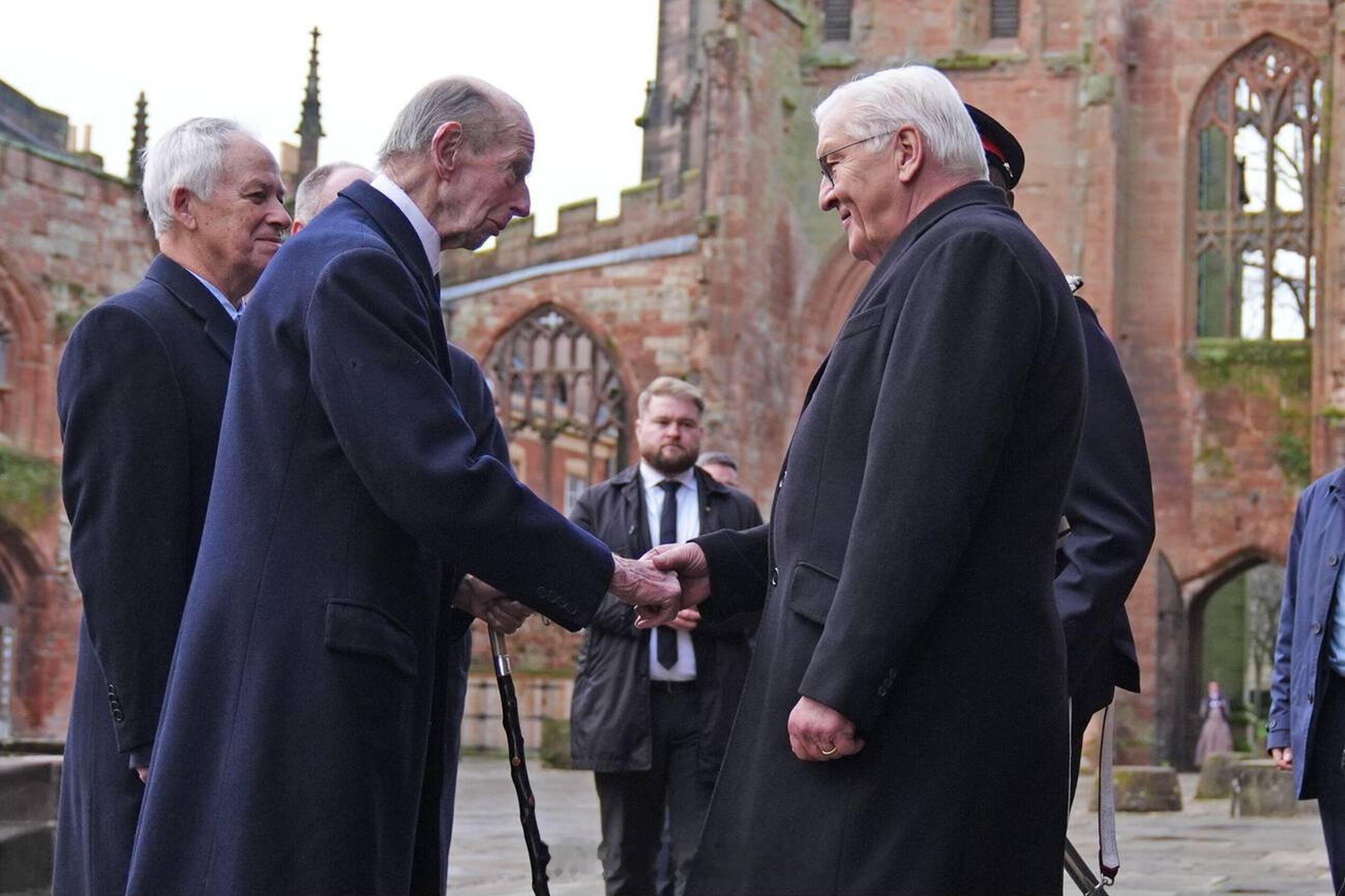 英国王室  今天9️⃣0️⃣岁肯特公爵爱德华王子在考文垂访问二战期间被德军炸毁的