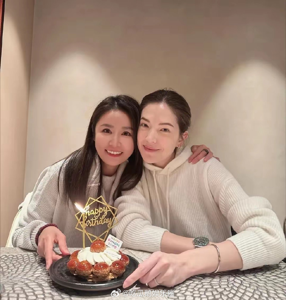 林心如许玮甯聚餐为朋友庆生，霍建华邱泽肩搭肩，两家人好养眼！！！ ​​​