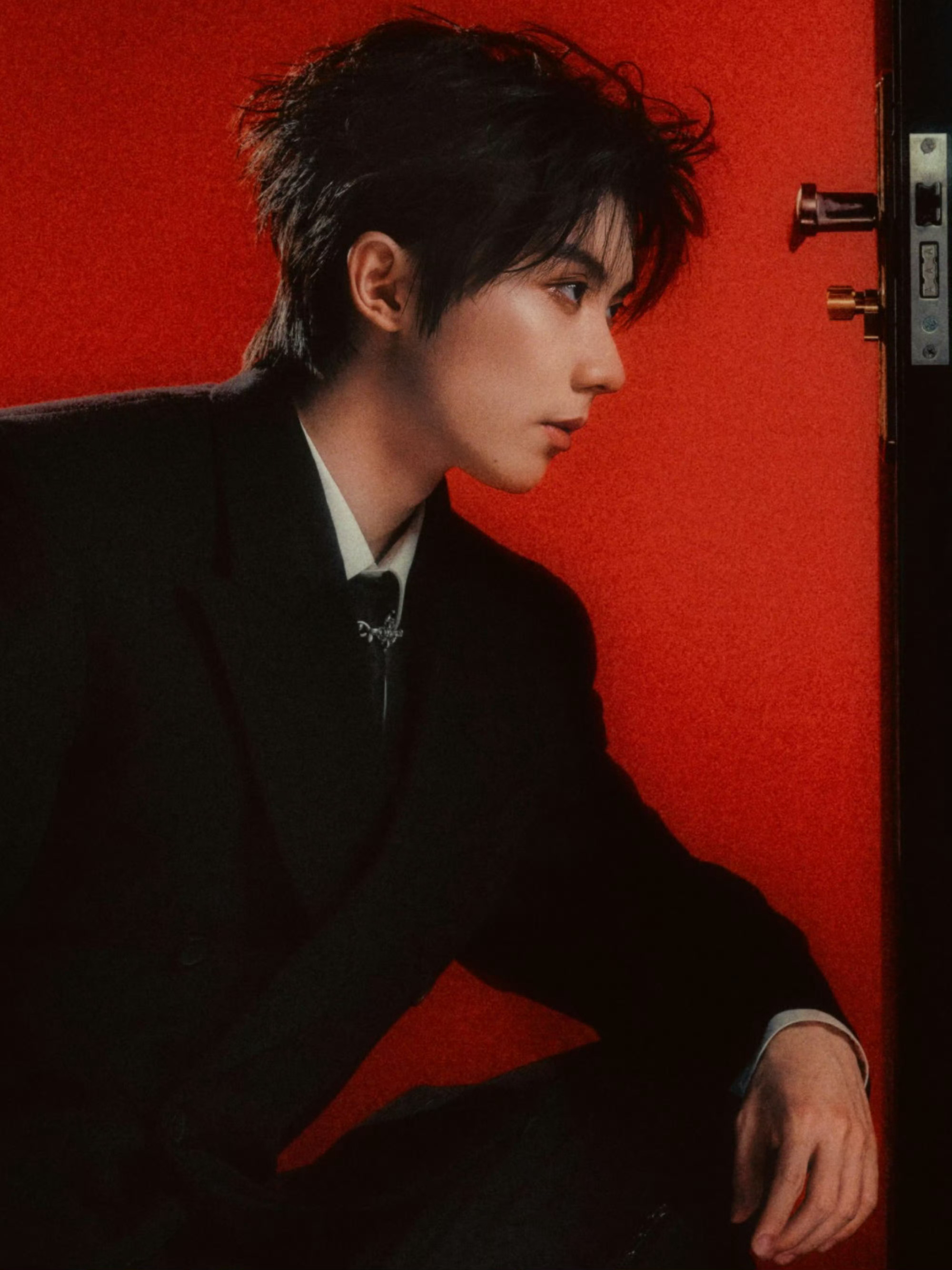 马嘉祺新歌黑与红海报马嘉祺全新EP《心室》新歌《黑与红》预告黑西装vs白毛红衣双