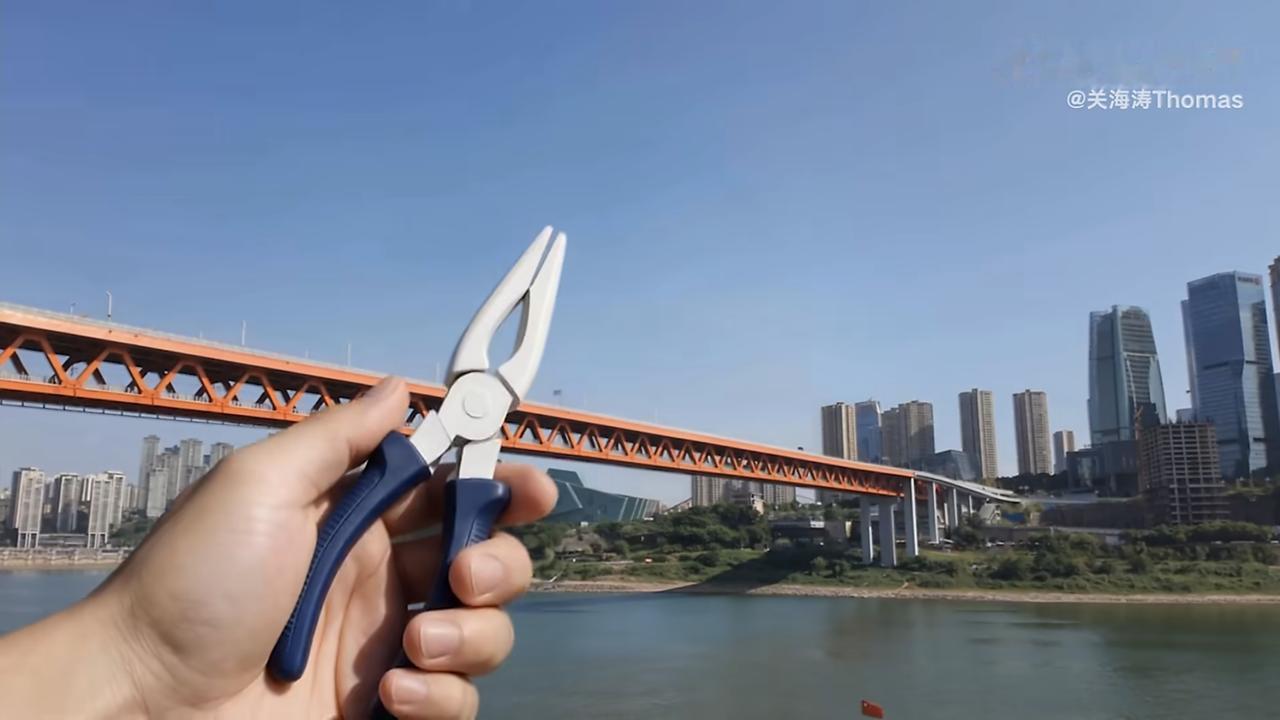 重庆山城那段两分钟的片子，我反复看了五遍，就为确认一件事——这真的是手机拍的？大