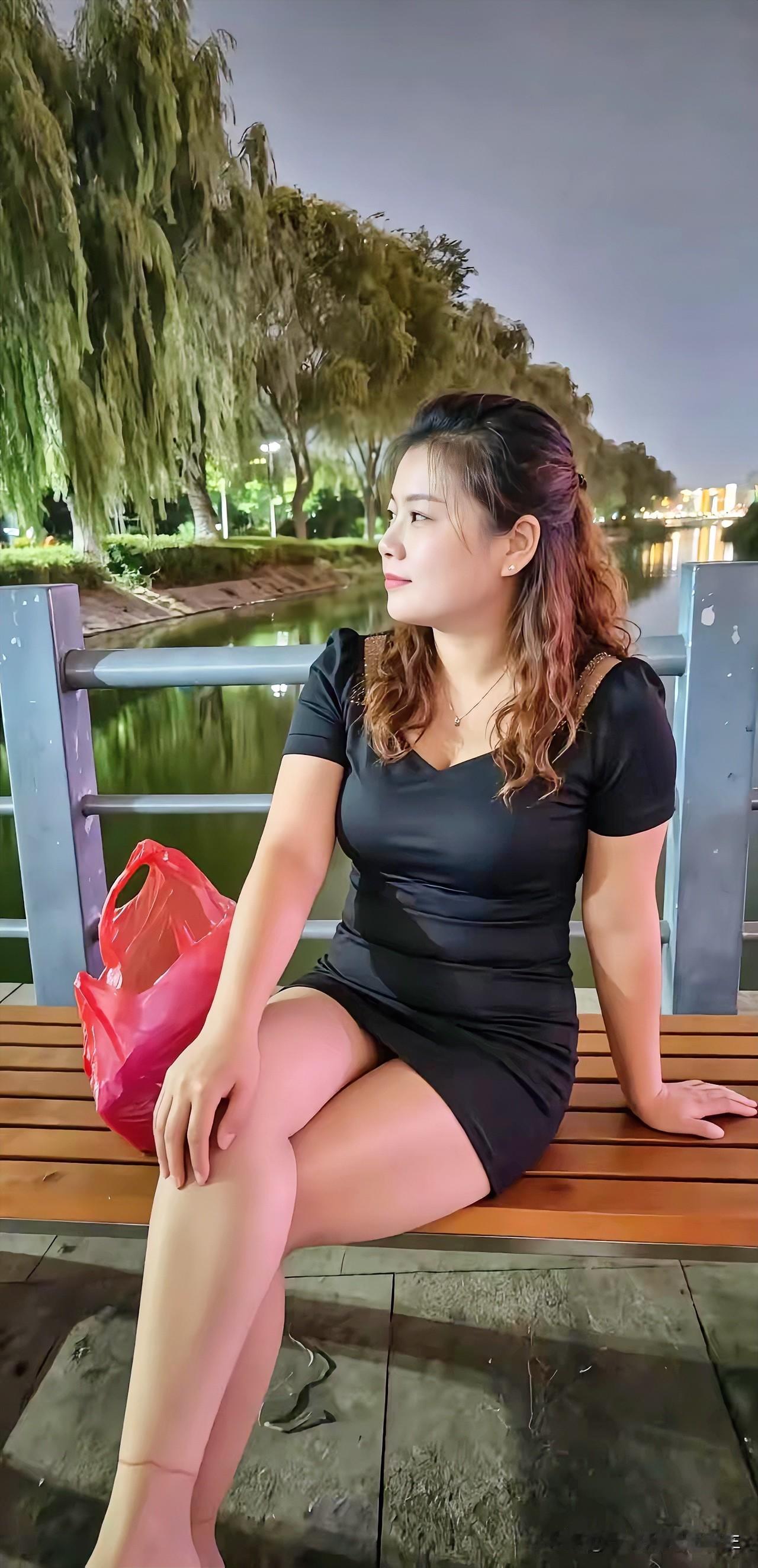 今晚，已经22:30了，但是只要她不走，我就绝不回家[比心][比心][比心]