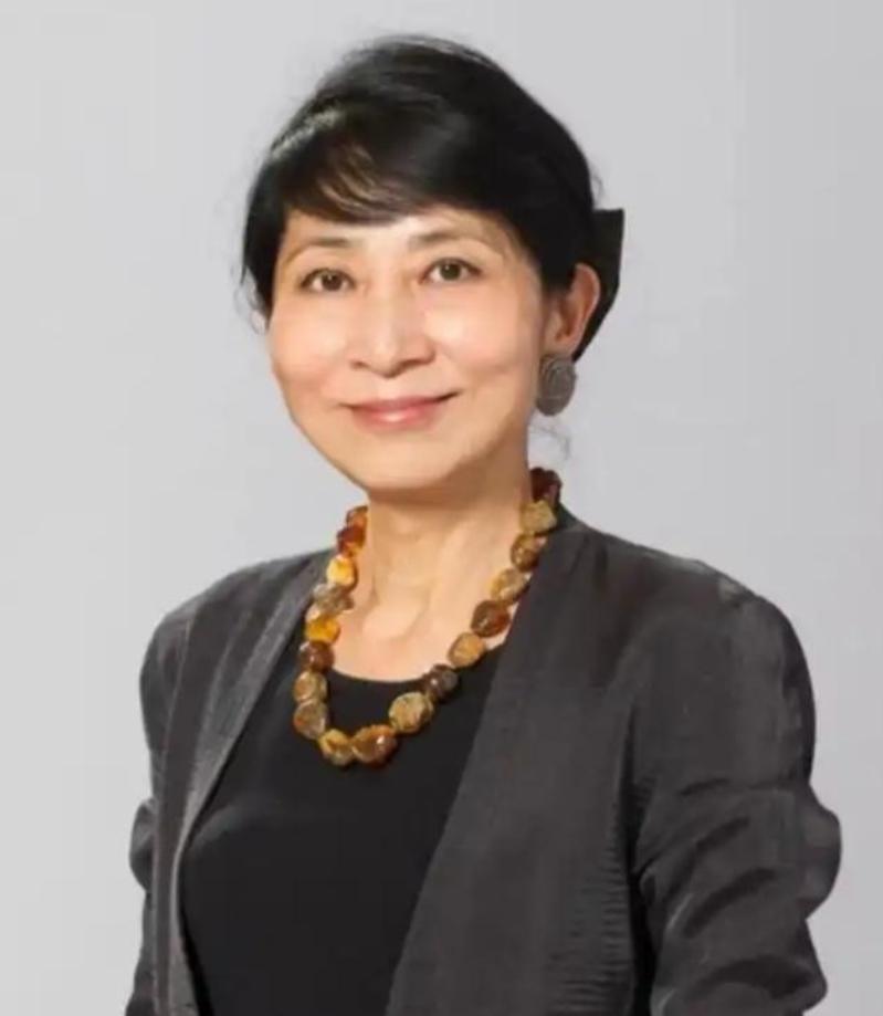 她当选香港立法会议员后突然 “变脸”，不但拒绝唱国歌、拒绝使用中文在议会中发言，