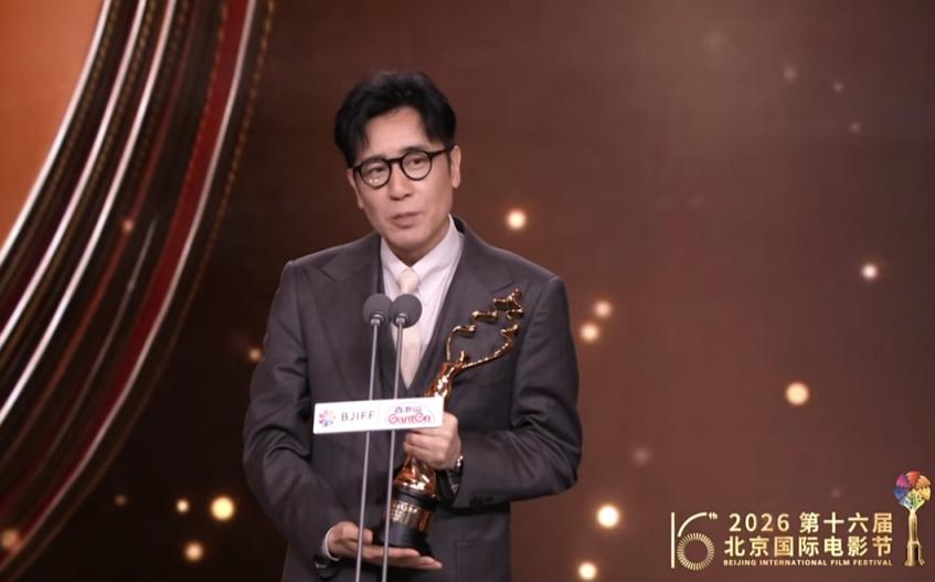 天坛奖这一幕感动全场，87岁吴彦姝给80岁最佳女主角颁奖