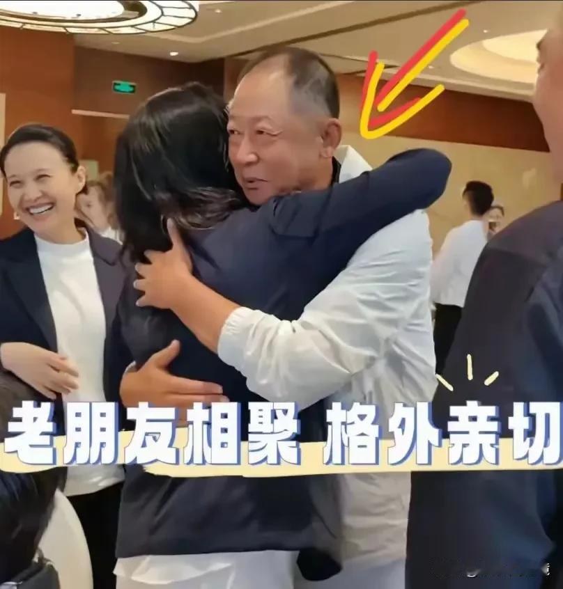 没想到才58岁的他看起来就这么老了，头发掉的很厉害，发际线严重后移，而且还发福严