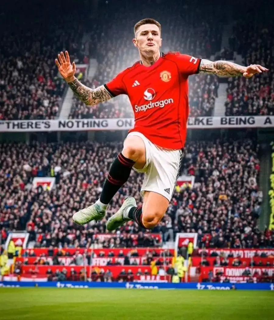 费迪南德播客盛赞曼联新星谢什科，队内工作人员直言其职业态度顶级，每日最早到训练场