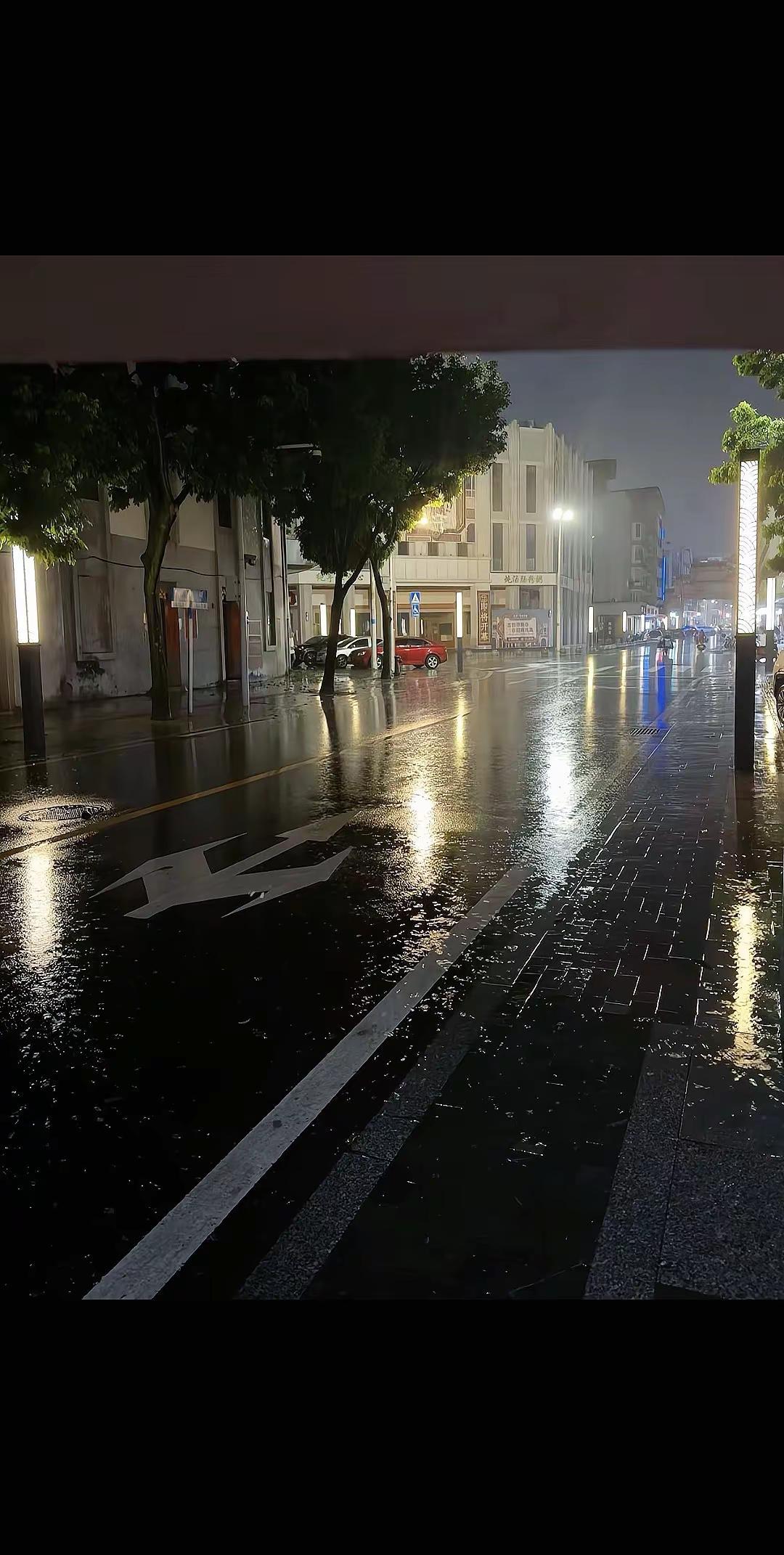 幸好没有男朋友 不然下这么大的雨他不来接我 我肯定又觉得他总是在我需要的时候不在