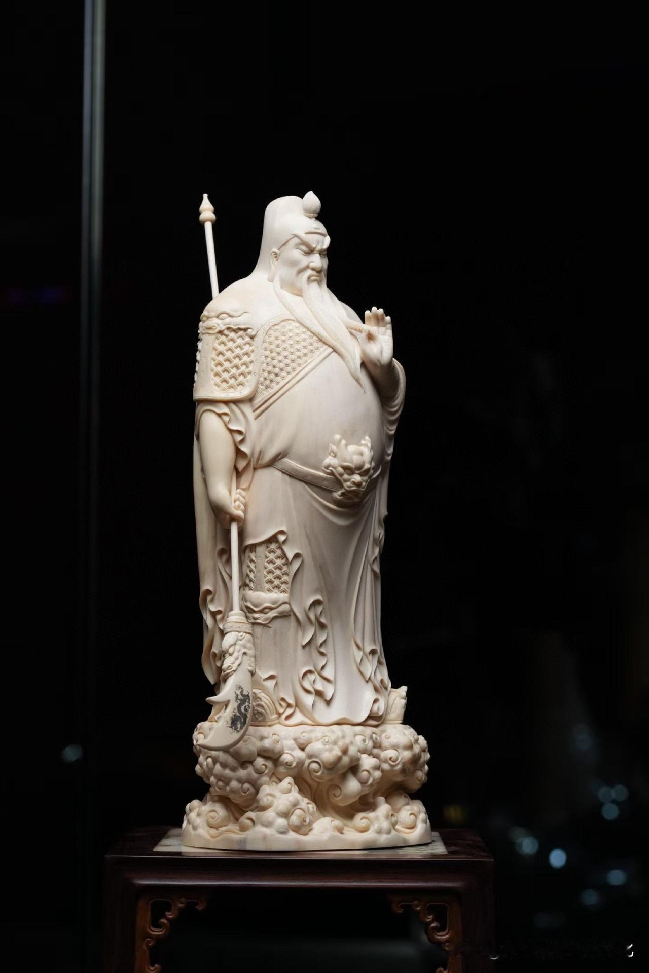 关公这类题材，最怕只剩“威”，却少了分寸。

这一尊反而不急着张扬。材质温润内敛