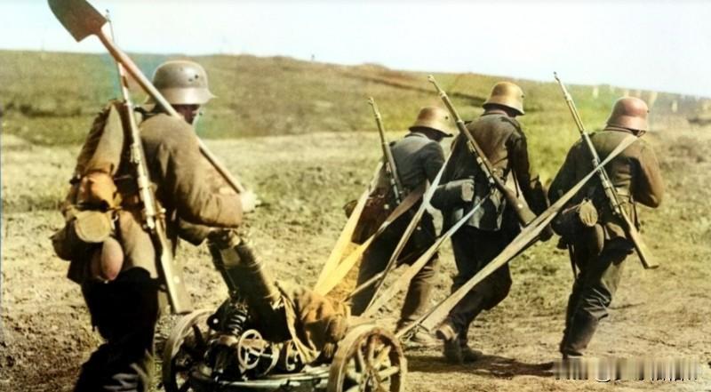 虽然沙俄在1904年已经发明了迫击炮，但迫击炮这种武器直到1914年--1918