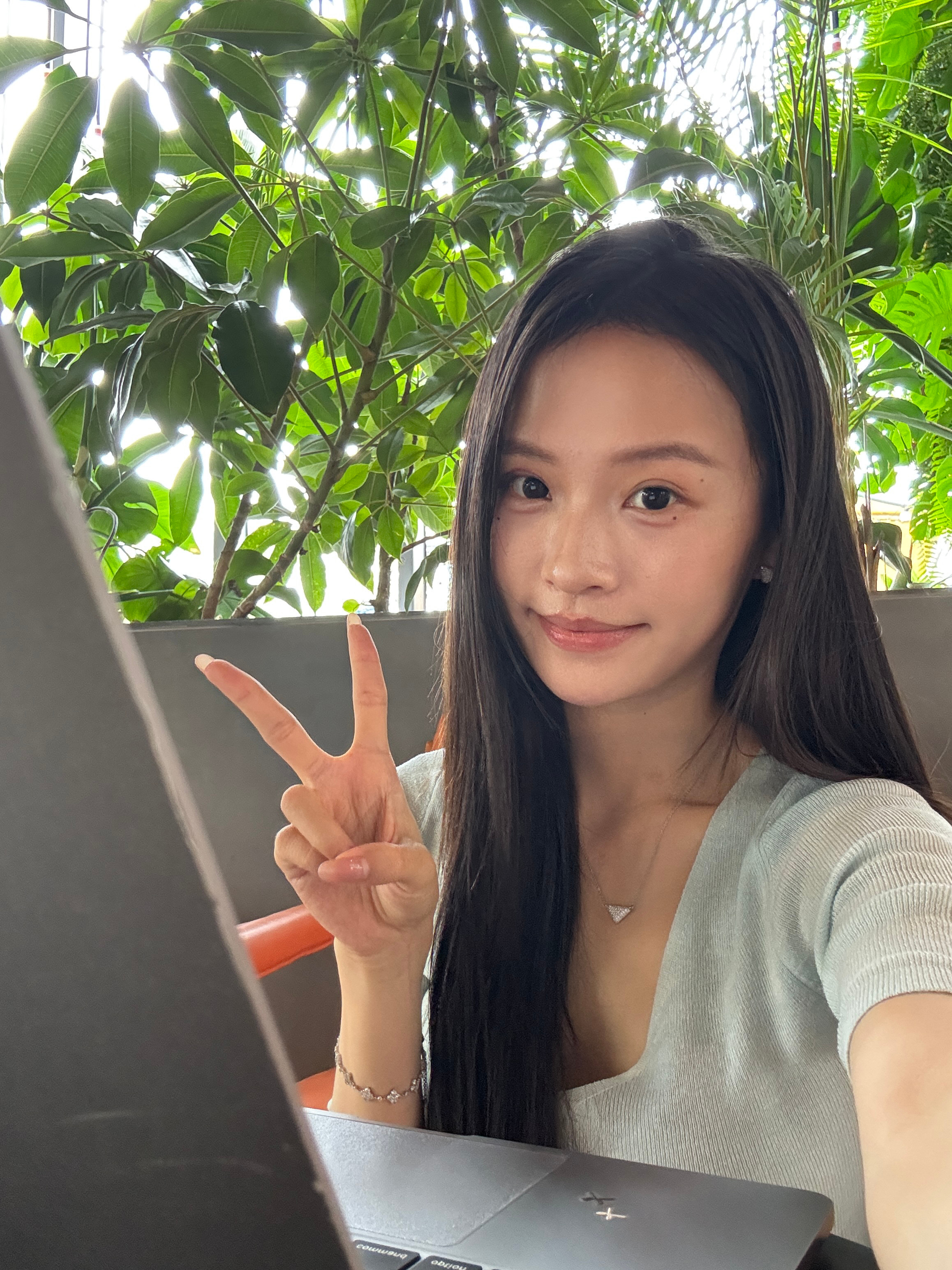 报告 我化了美美的妆在认真地工作！准备给你们出眼睛分享啦 期待一下吧
