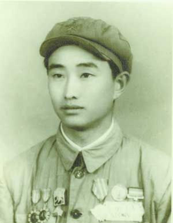 1943年山东栖霞，20名八路军正在吃饭。

清晨的雾气还没散，村口老槐树下的土