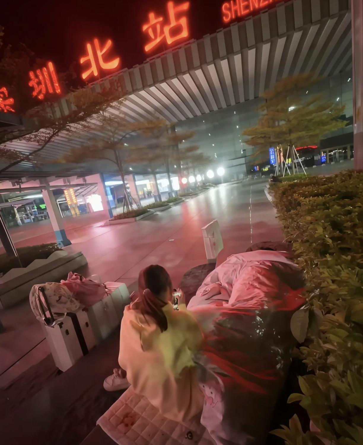 深圳没有你想象的那么美好，每一步都走得很艰难。
深圳北站的夜，比想象中更长。
以