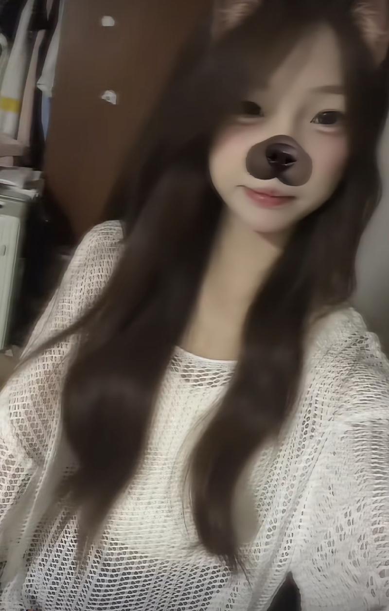 今天去理发店，整了一个头发，感觉挺好看吧😄