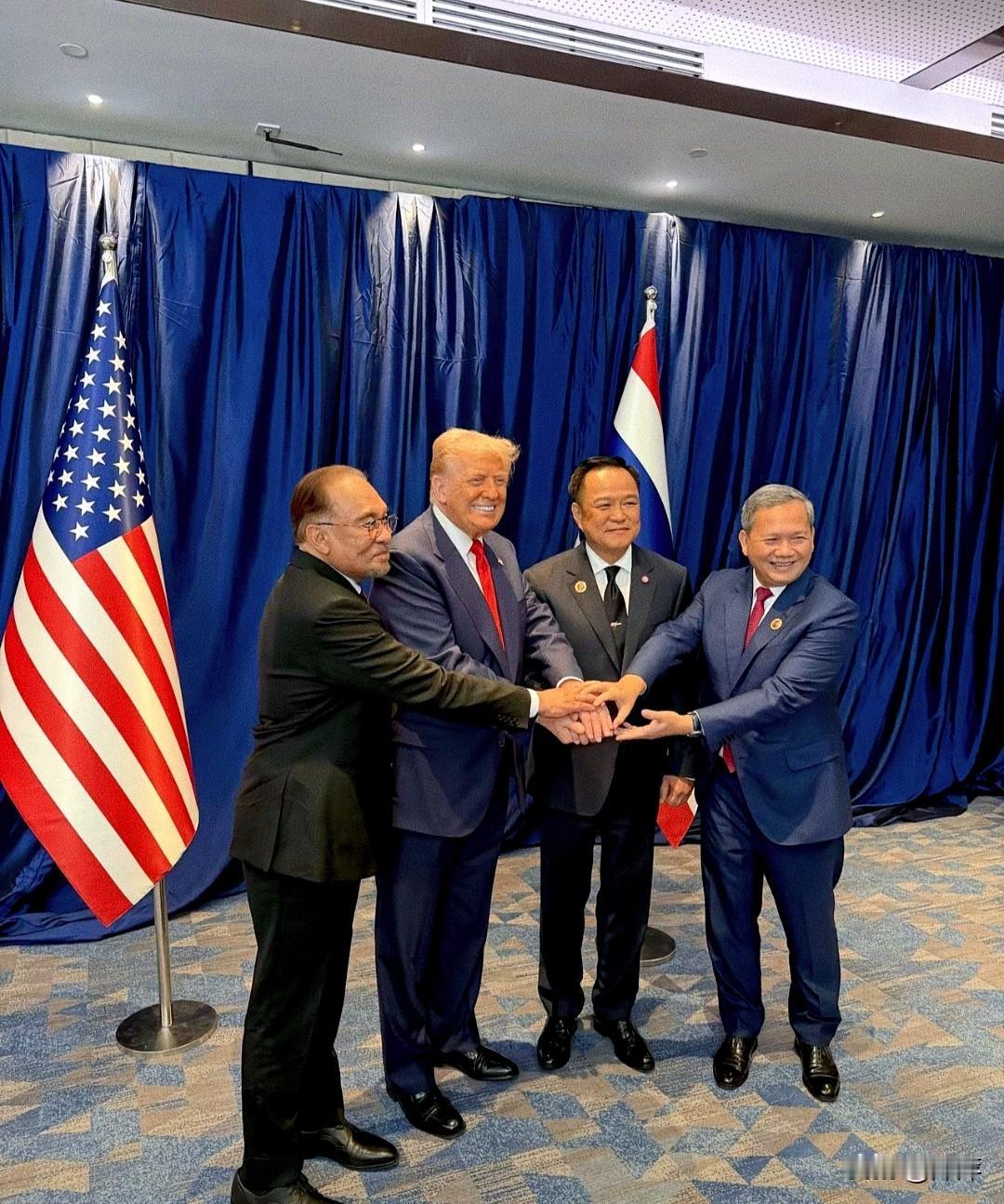 泰国.柬埔寨在马来西亚吉隆坡签署了和平协议，特朗普也到场抢镜。看特朗普大嘴一咧笑