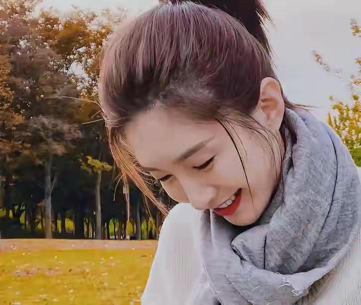 40岁的江疏影最近凭新剧扬眉吐气，她演的职场女强人面对婚姻背叛冷静果断，演技获观