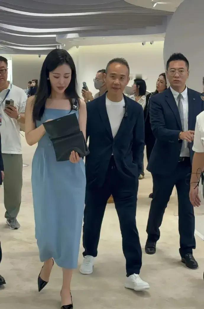 王石带着年轻漂亮的田朴珺出门，真是有面子，满脸的得意 
