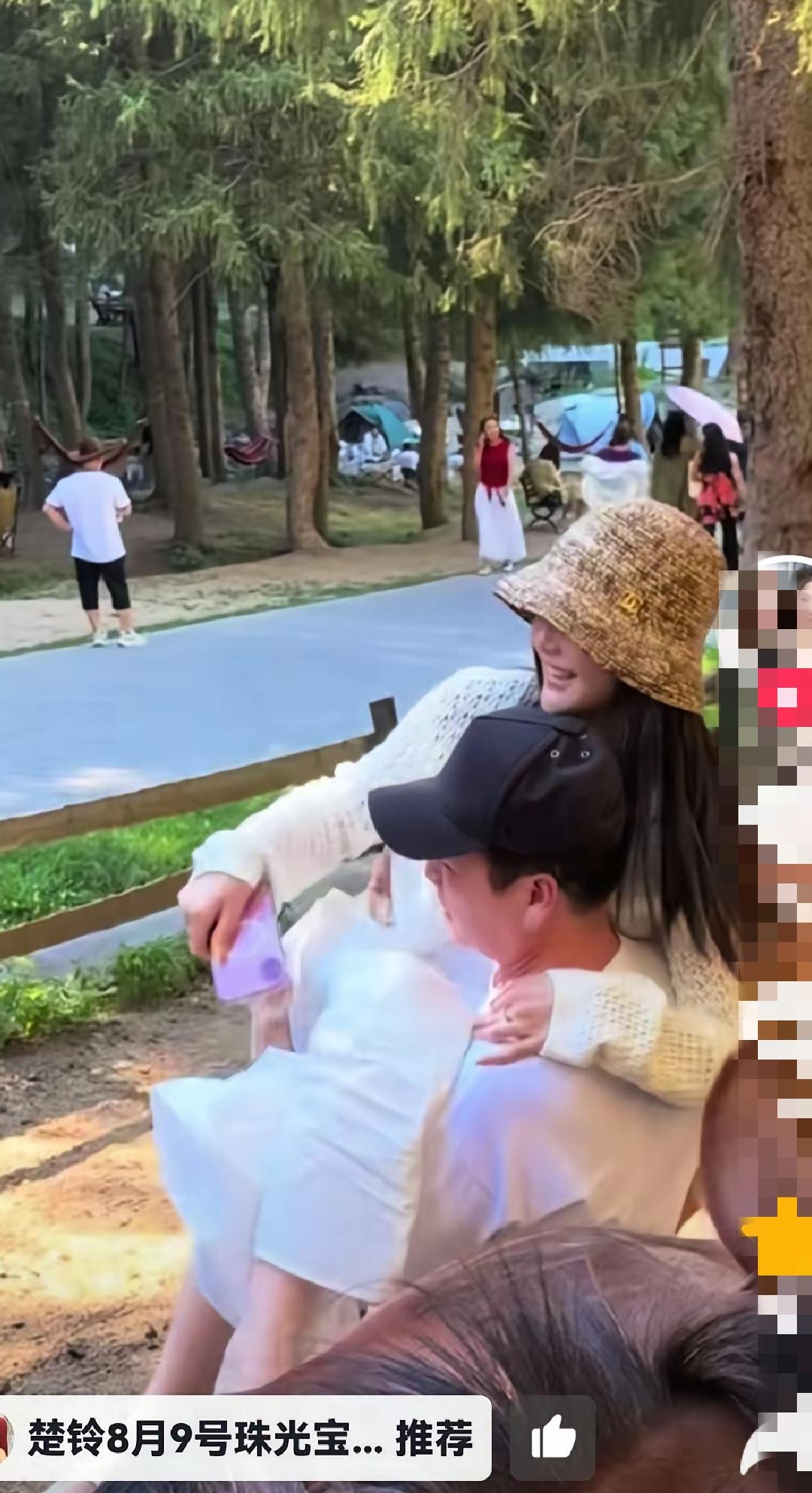 楚玲现在真是疯了！走到哪儿都让赖文峰抱着，赖文峰为了卖货也是拼了！

一家三口开