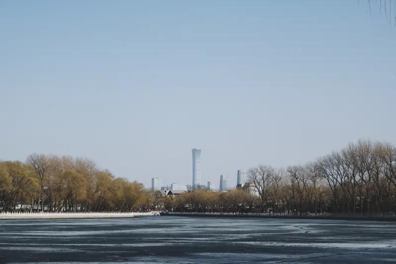 今年冬天真是太不一样了！全国大范围异常偏暖，1月平均气温较常年偏高2.3℃，创历
