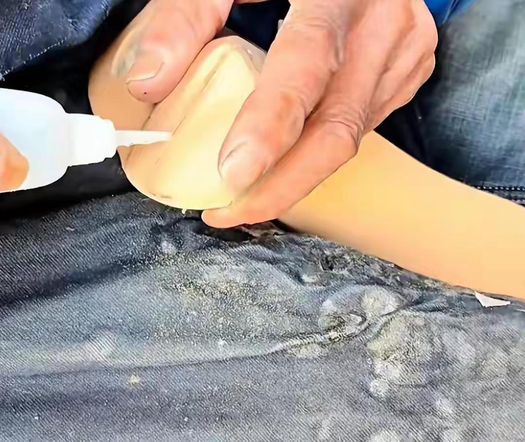 2月10日，无锡修鞋大爷免费帮截肢打工女孩修假肢的事迹刷屏全网。女孩车祸失腿后独