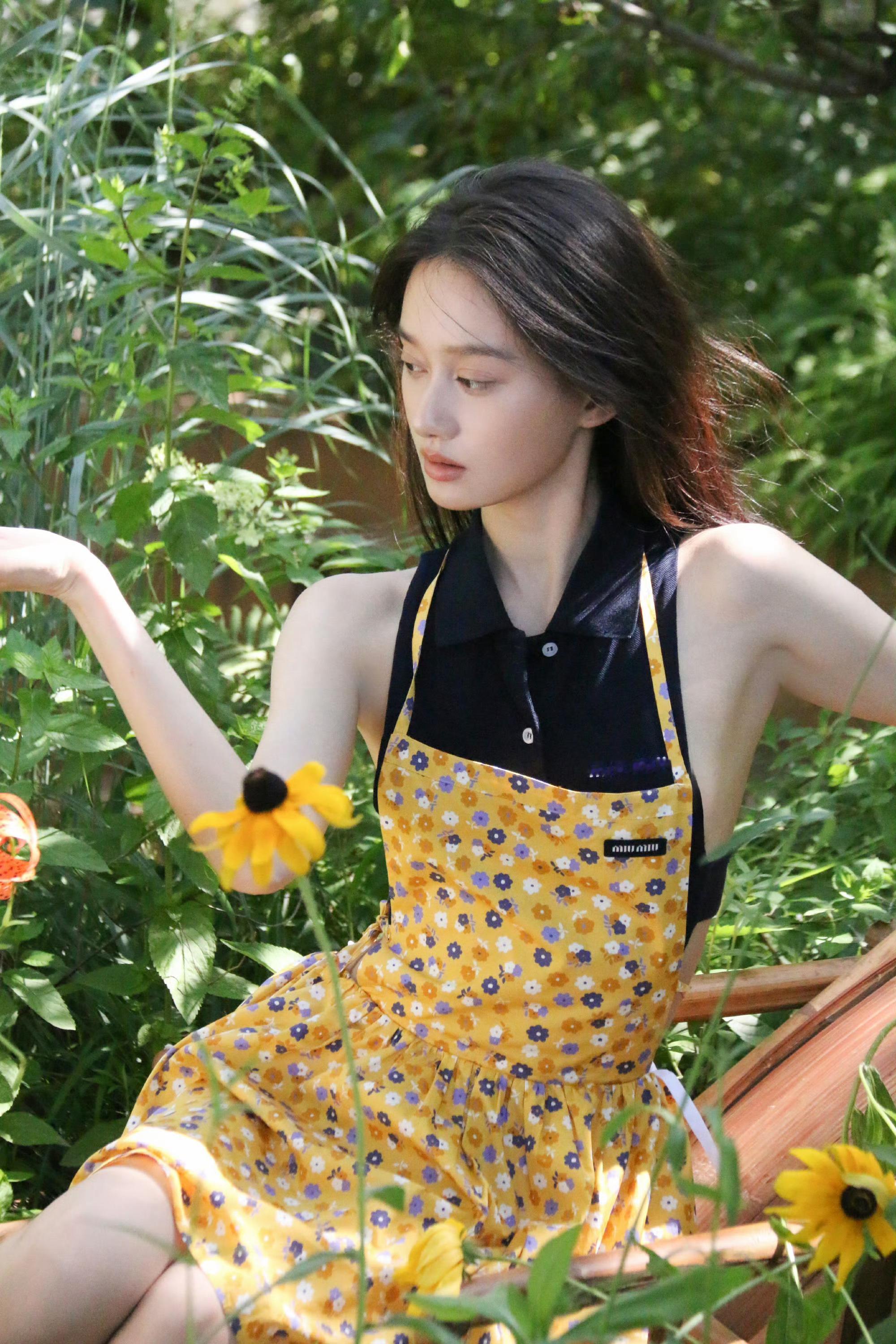 不怕虫子的夏梦，躺在草丛里看着还蛮舒服、惬意的哦。 