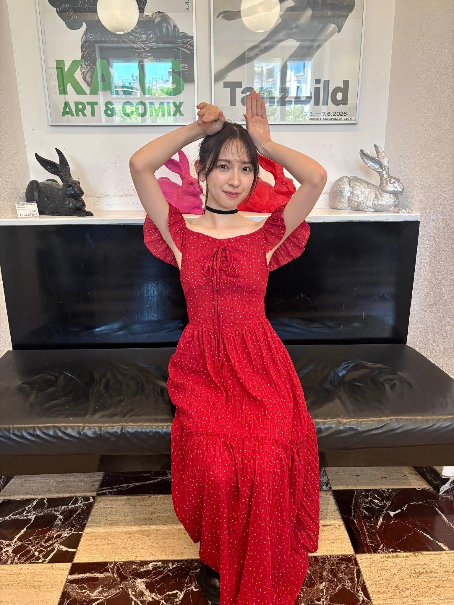 金村美玖[超话]金村美玖 🍣オフショット公開🍣レディなワンピでお茶目なポーズ