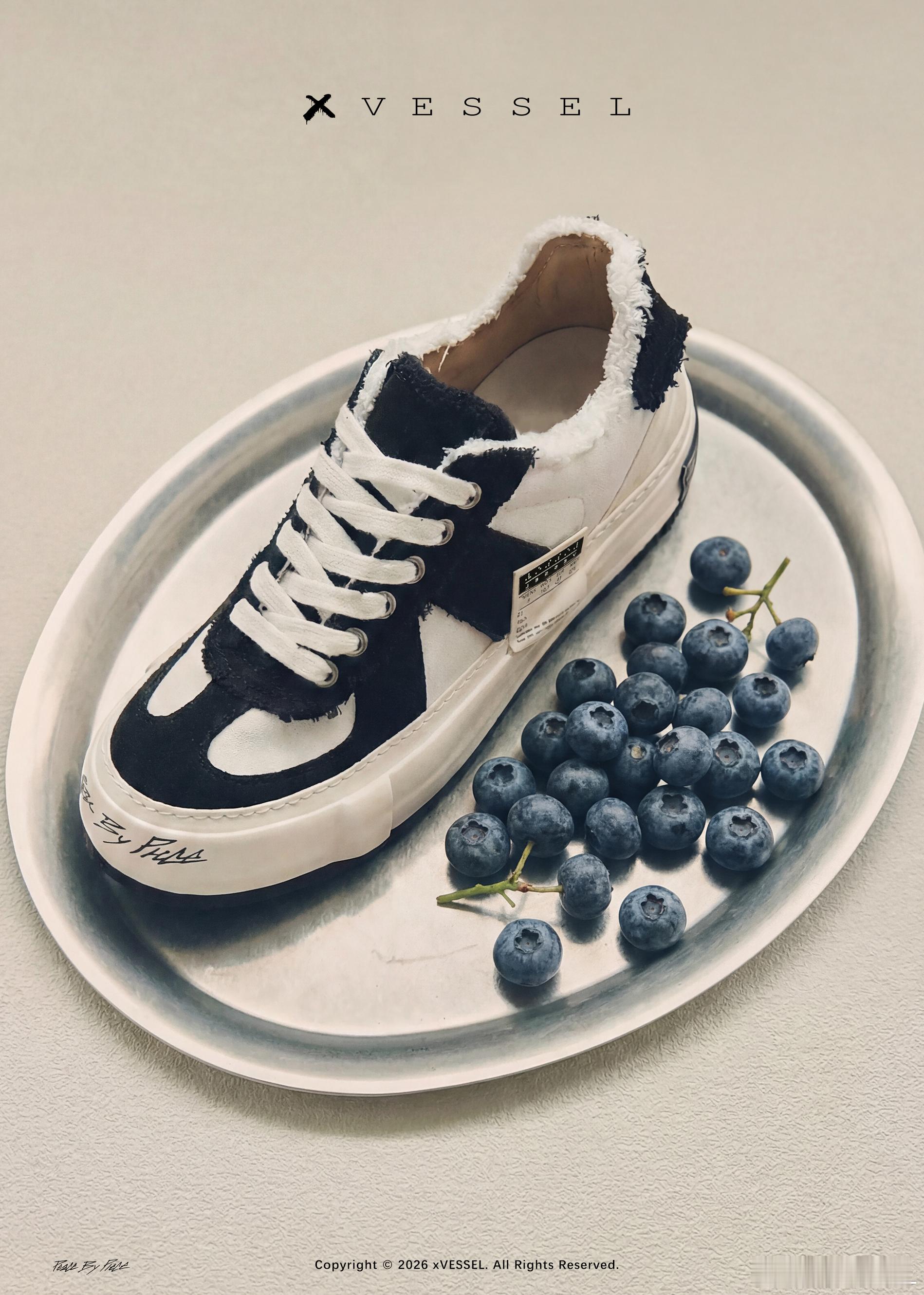 在喧闹的色彩世界中，xVESSEL「黑尾德训」选择回归本质标志性T头是向经典的致