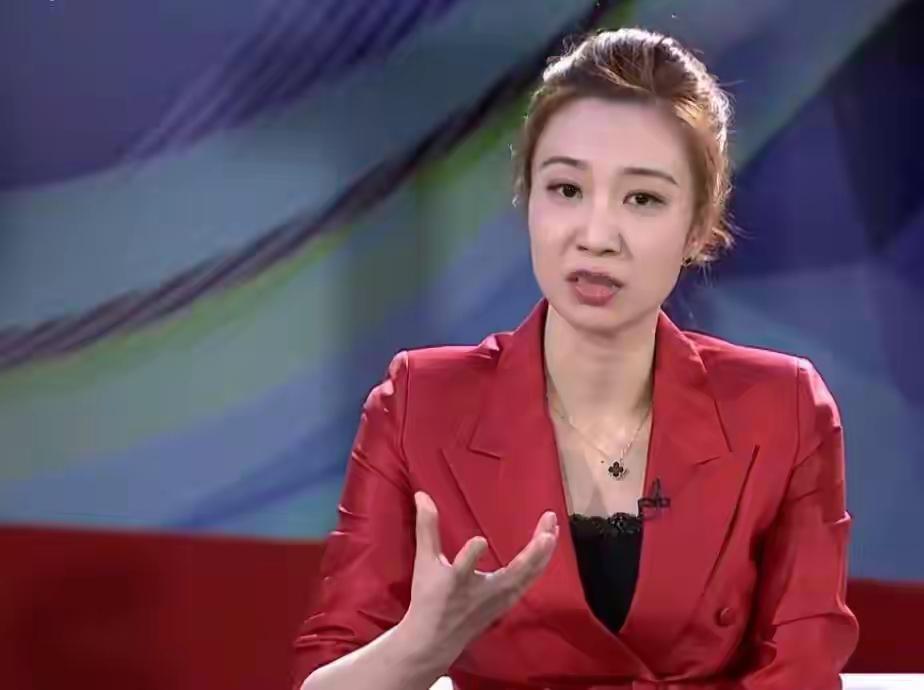 世锦赛上，解说嘉宾李颖所担心的那只后攻踩3米线的脚：又踩线啦！
除了站桩式的一传