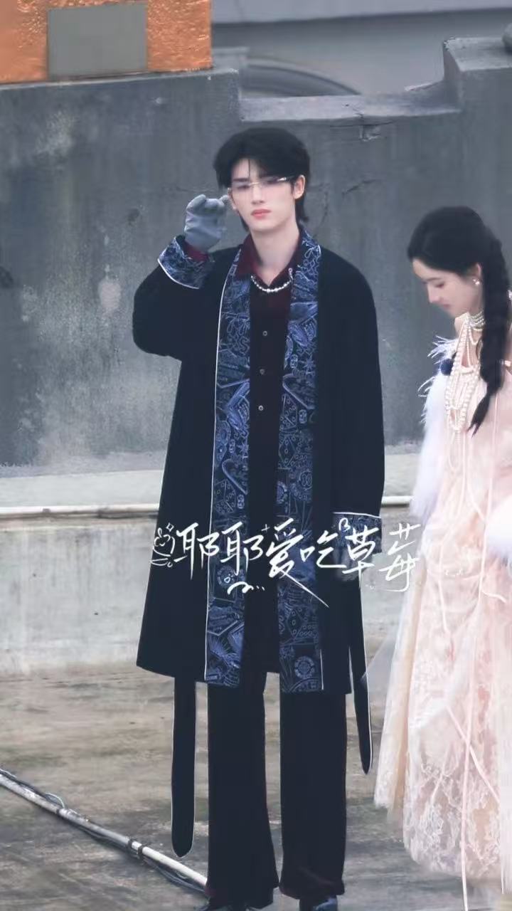 丁程鑫穿尖头皮鞋爬集装箱 好曼妙的身材➕好帅的脸，丁程鑫你是来犯规的吧！已经等不