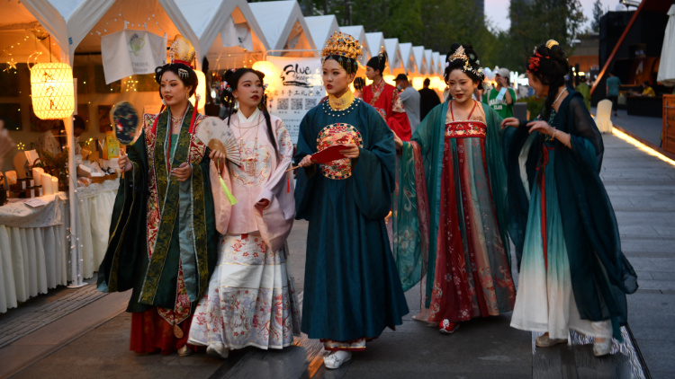 民调显示，中欧多数民众对彼此文化兴趣浓厚，对双边合作前景抱有信心。近七成中国民众