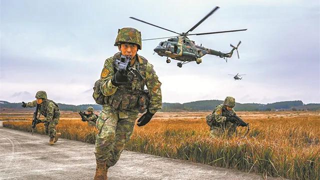 中国人民解放军要武统台湾，其实也不难，我们以一个战区，全力攻台，一个战区游止日本