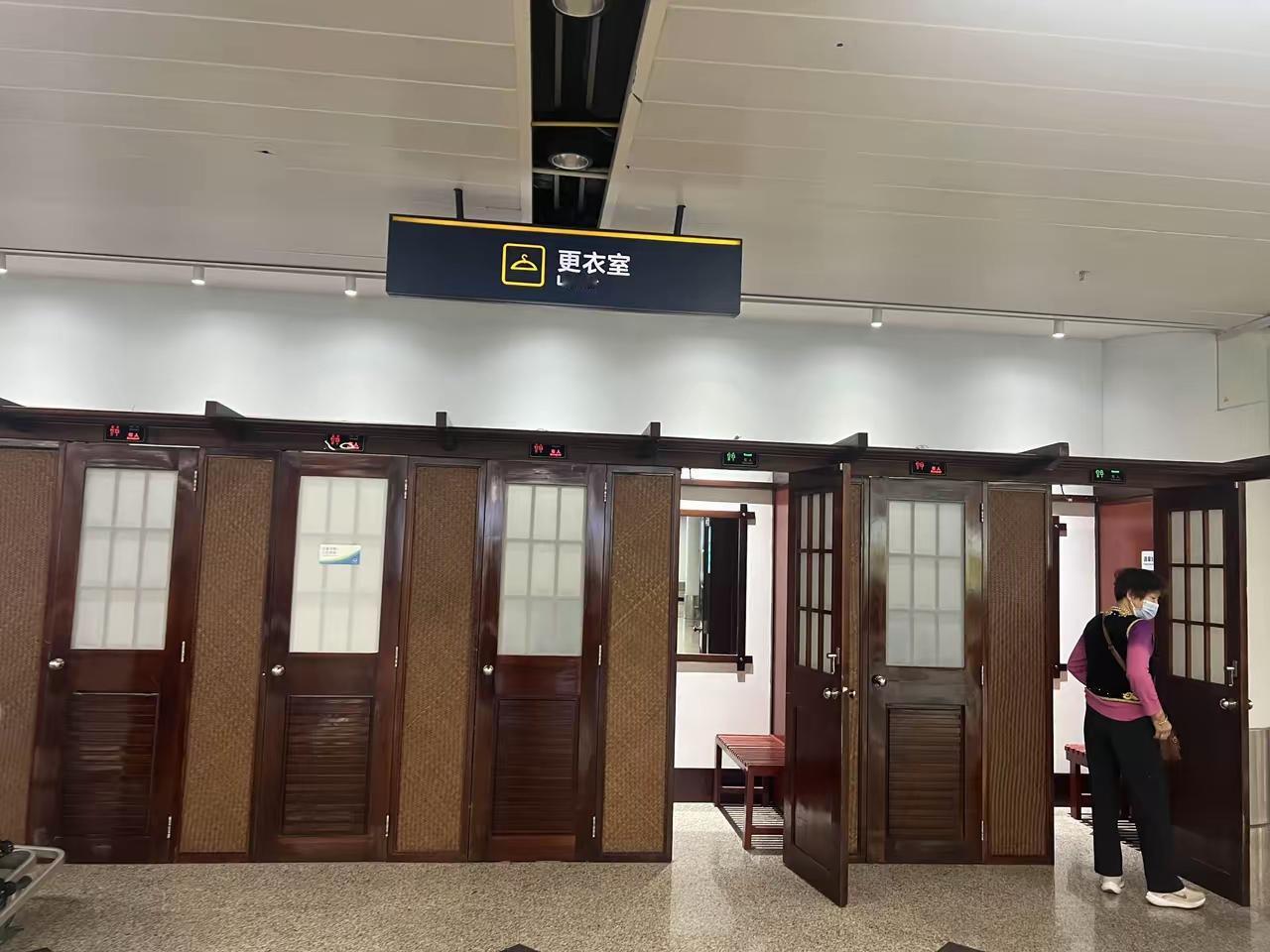 海口美兰机场，贴心出站沿途都设有更衣间方便乘客换秋装[比心][赞]