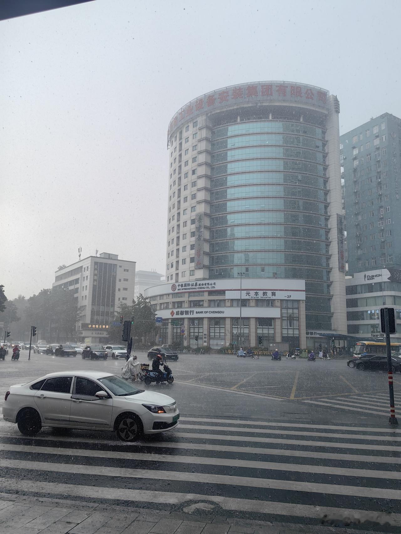 成都这场大暴雨来得有点突然，很多人都在享受雨中的乐趣。