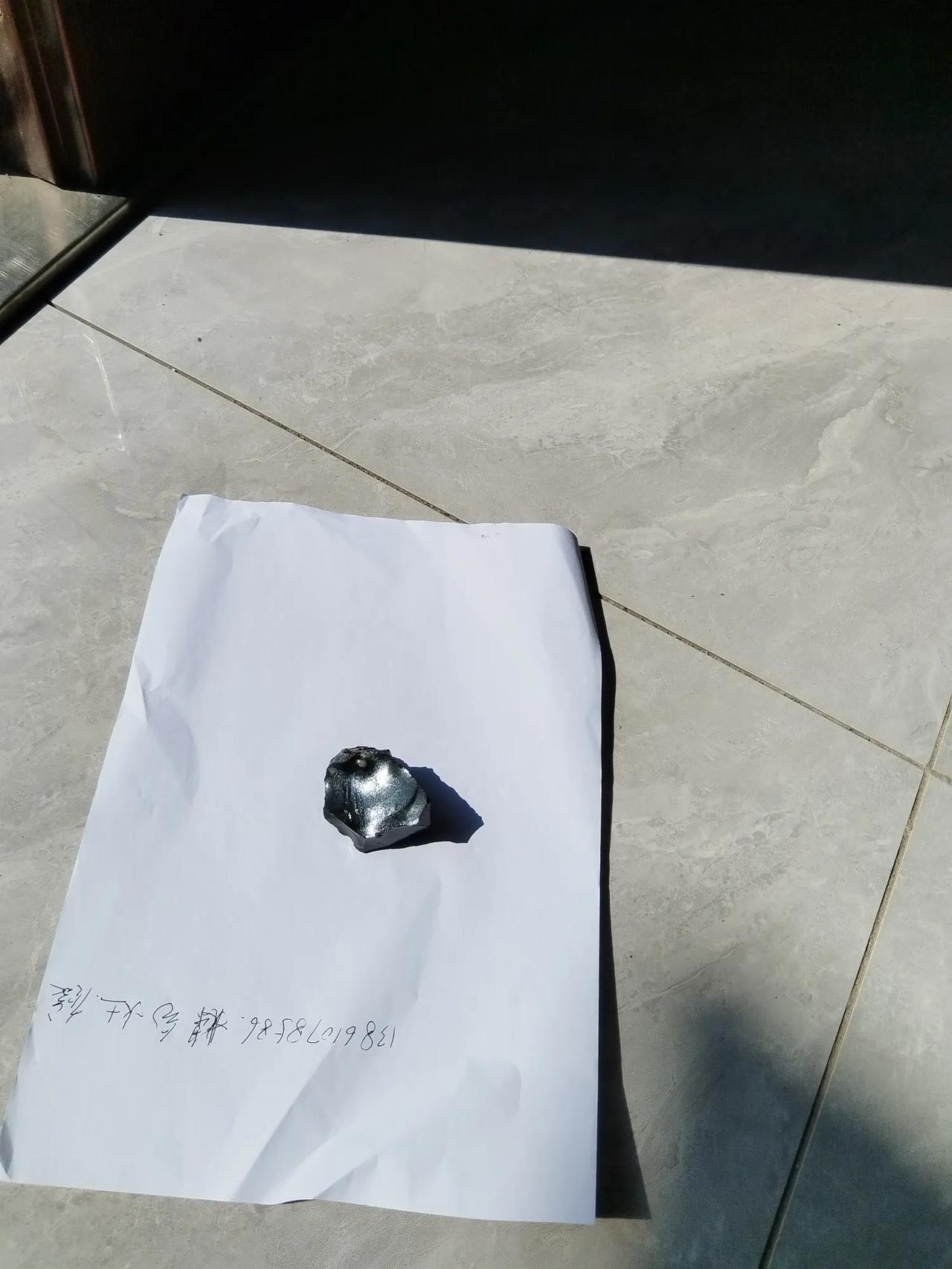 看看这块像不像锎陨石，通体银白色，在阳光下银光闪闪，实属稀见，敬请鉴赏。