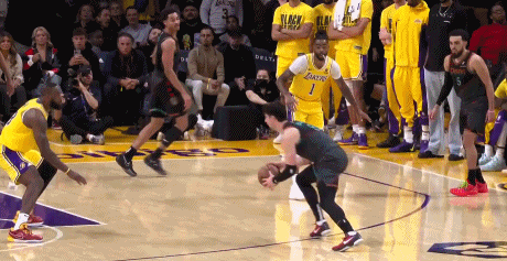 NBA赛场镜头：阿芙迪亚这个球一看就看出是进攻犯规，裁判是真的瞎啊，还得通过挑战