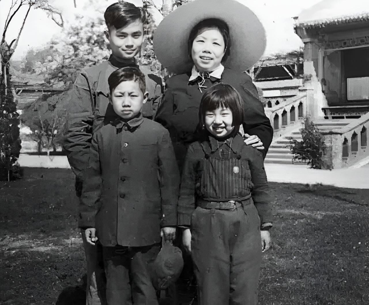 1961年，周总理的侄子周尔辉与淮安老家的一名小学教师孙桂云成婚，婚后，单位为解