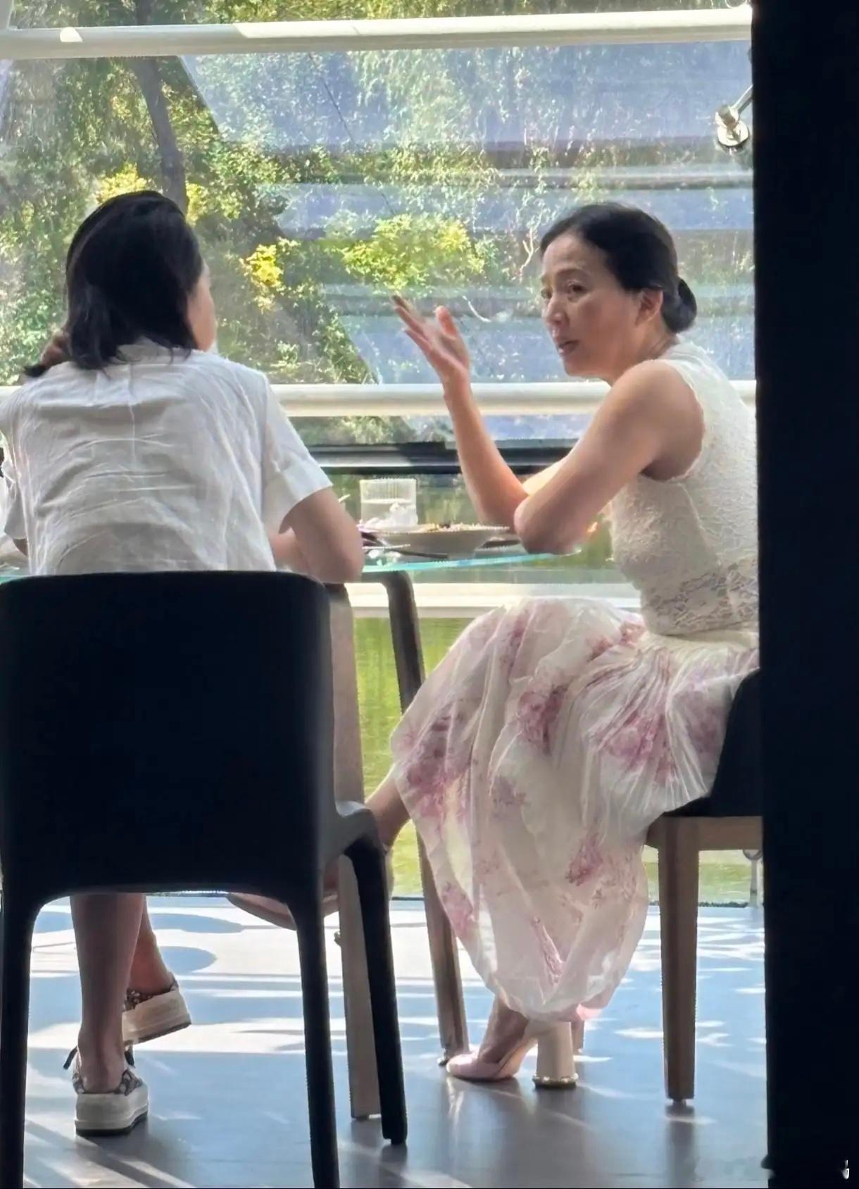 刘亦菲妈妈刘晓莉在北京一间餐厅会友，她已经67岁了，身材有些走样，腹部脂肪堆积，