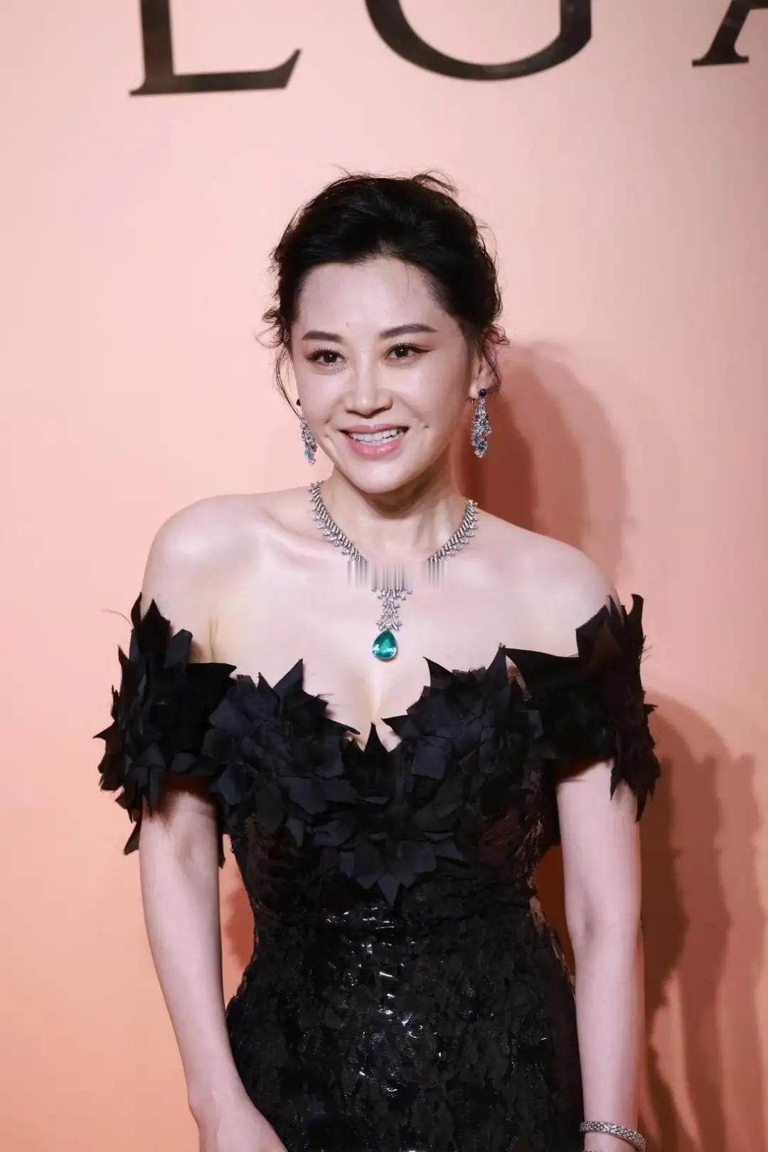 许晴太丰满了！穿抹胸裙都兜不住好身材，我感慨：资本果然会选人 