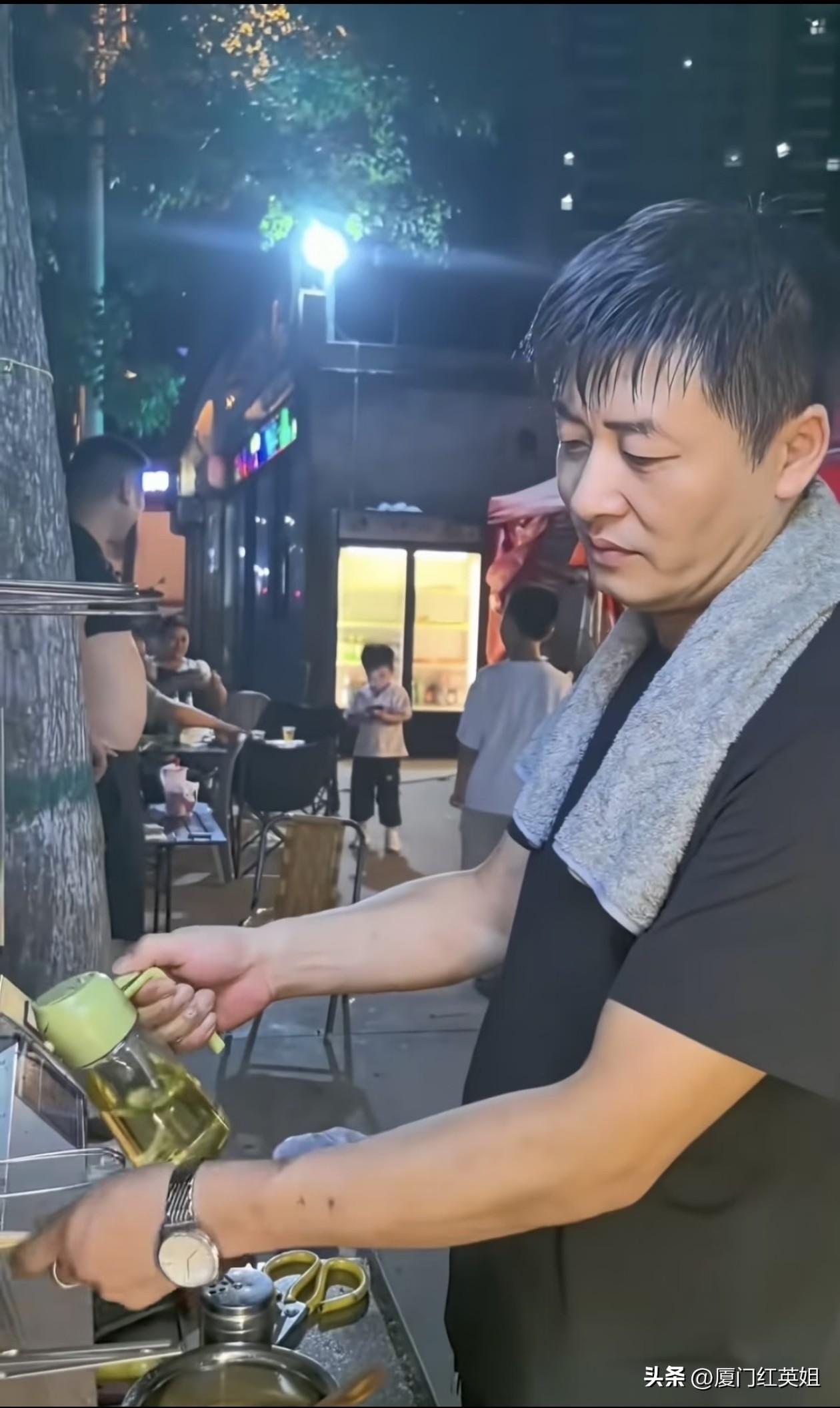 因你
我们愿相信有平行世界
你说
你的梦想是开个烧烤摊
而今平顶山的烧烤摊前
才
