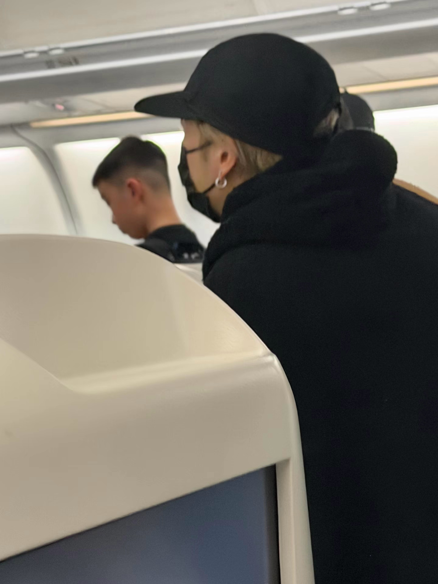 特种兵小狗宝🥹🖤好可爱… 睡觉抱着包包🥺🥺🥺👶🏻❤️东京✈️上海 