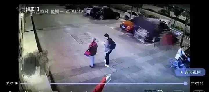 算了！大家停止网暴她们吧！

她们入住酒店被拒，孤零零地站在酒店外面，被放到网上