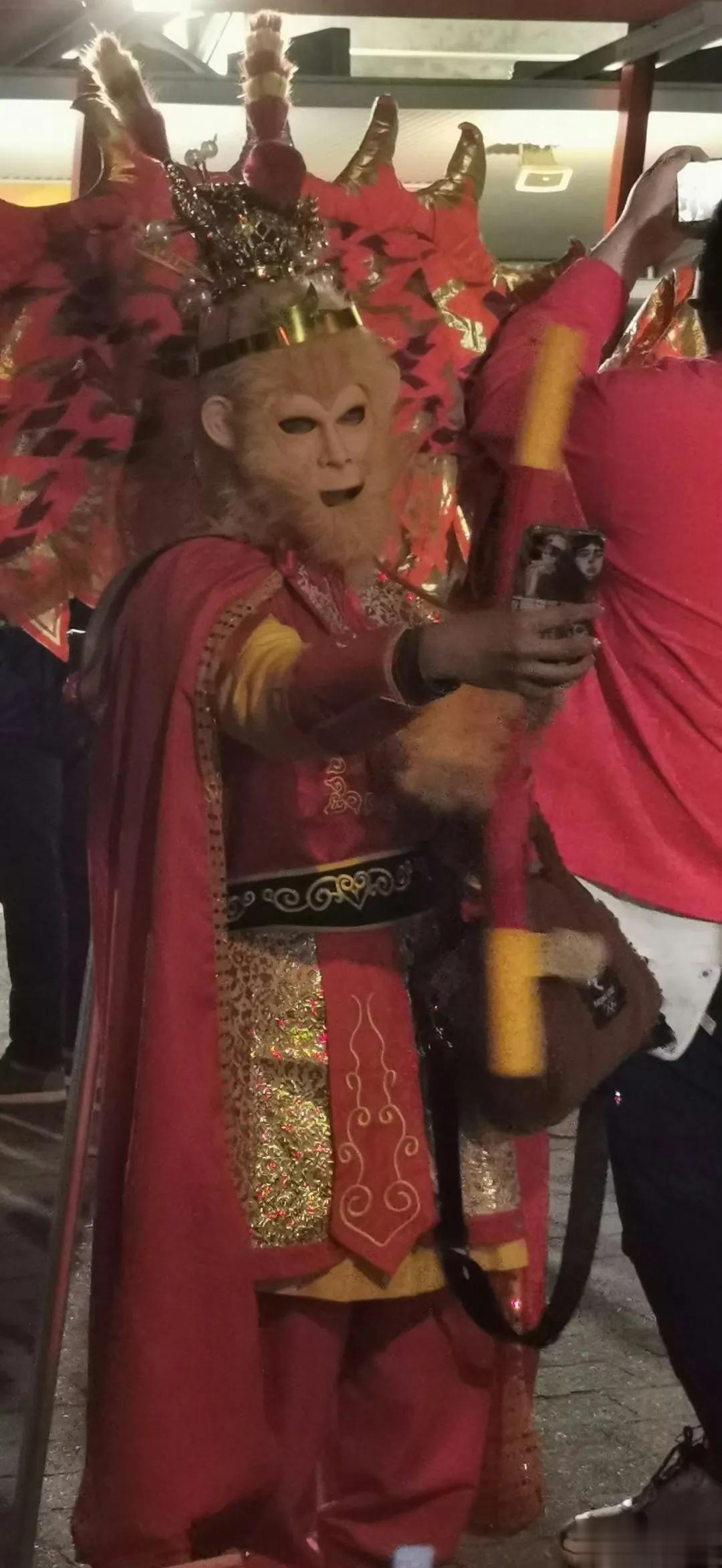 女足世界杯，中国女足vs海地女足比赛在即，距赛前两个半小时，中国球迷已经在场外嗨