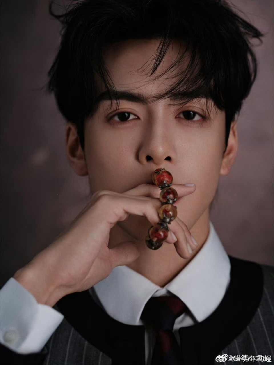 曾舜晞追剧团带着十二念佛珠十二因缘，一念心安。曾舜晞追剧团佩戴佛珠造型出圈，清冷