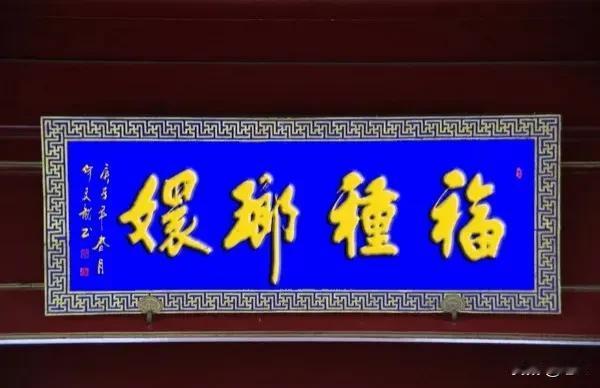 1900年，风雨飘摇的清廷在战乱中陷入一片混乱，慈禧太后一行仓皇西逃，一路狼狈不